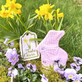eierwaermer hase ostern rosa