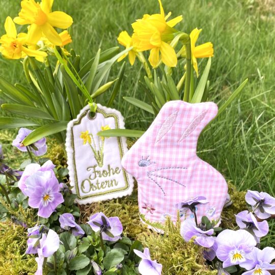 eierwaermer hase ostern rosa