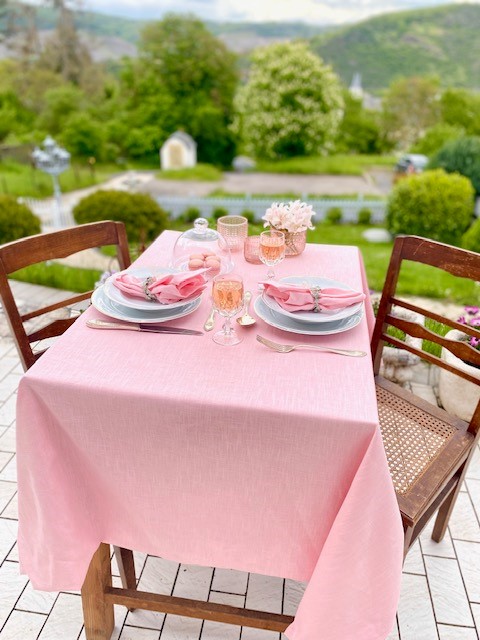 gedeckter Tisch mit Tischdecke
Tischdecke und Servietten aus Leinen rosa