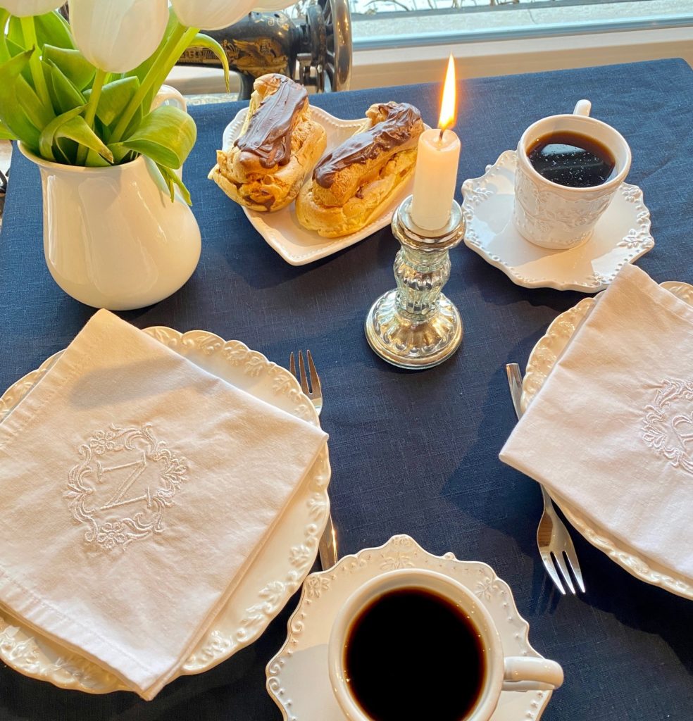 Blaue Tischdecke und gedeckter Kaffeetisch
Tischdeko dunkelblaue Leinentischdecke