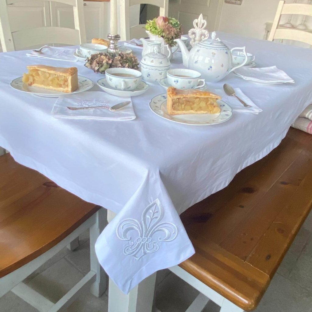 gedeckter Tisch mit Tischdecke

weiße Tischdecke mit Stickerei Fleur de Lys