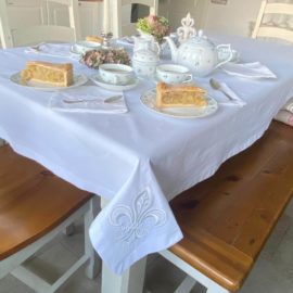 Tischdecke weiß mit gestickter Fleur de Lys französische Lilie