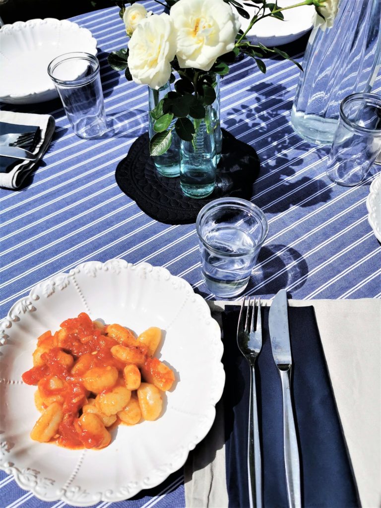 gedeckter Tisch mit Tischdecke 
Tischdecke blau gestreift
blaue Leinenservietten
maritime Tischdeko