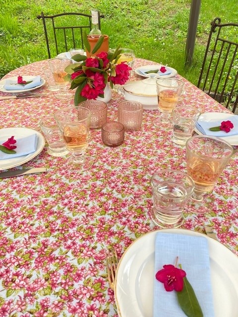 gedeckter Tisch Tischdecke 
Tischdecke mit Kirschblüten hellblaue Leinenservietten