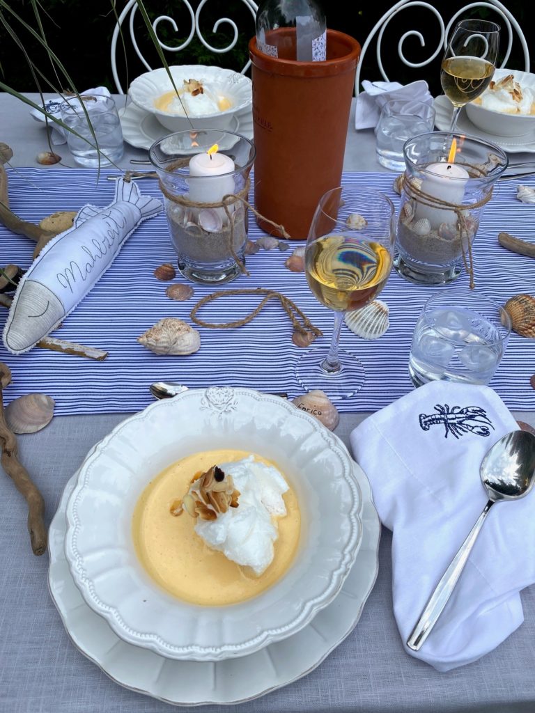 ile flottante französisches Dessert mit Serviette aus Leinen und maritime Tischdeko