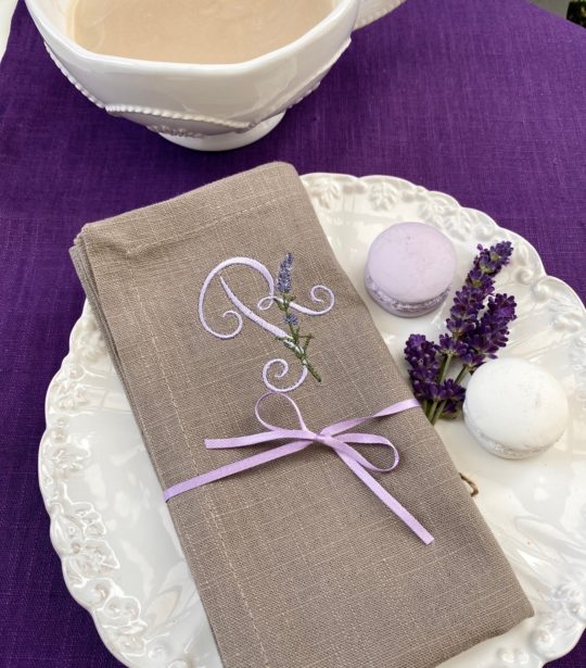 Leinenserviette mit Lavendel Stickerei für französisches Ambiente auf dem Tisch