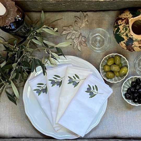 Leinenservietten weiß mit gestickten Oliven