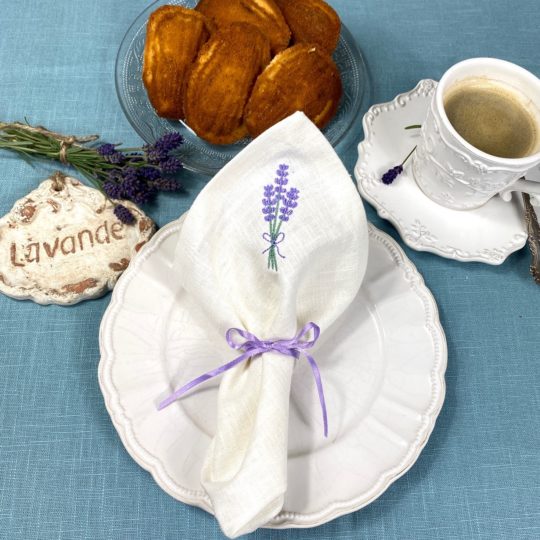 Serviette aus Leinen mit Lavendel Stickerei in creme