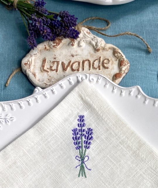 Lavendel gestickt auf Serviette aus Leinen creme