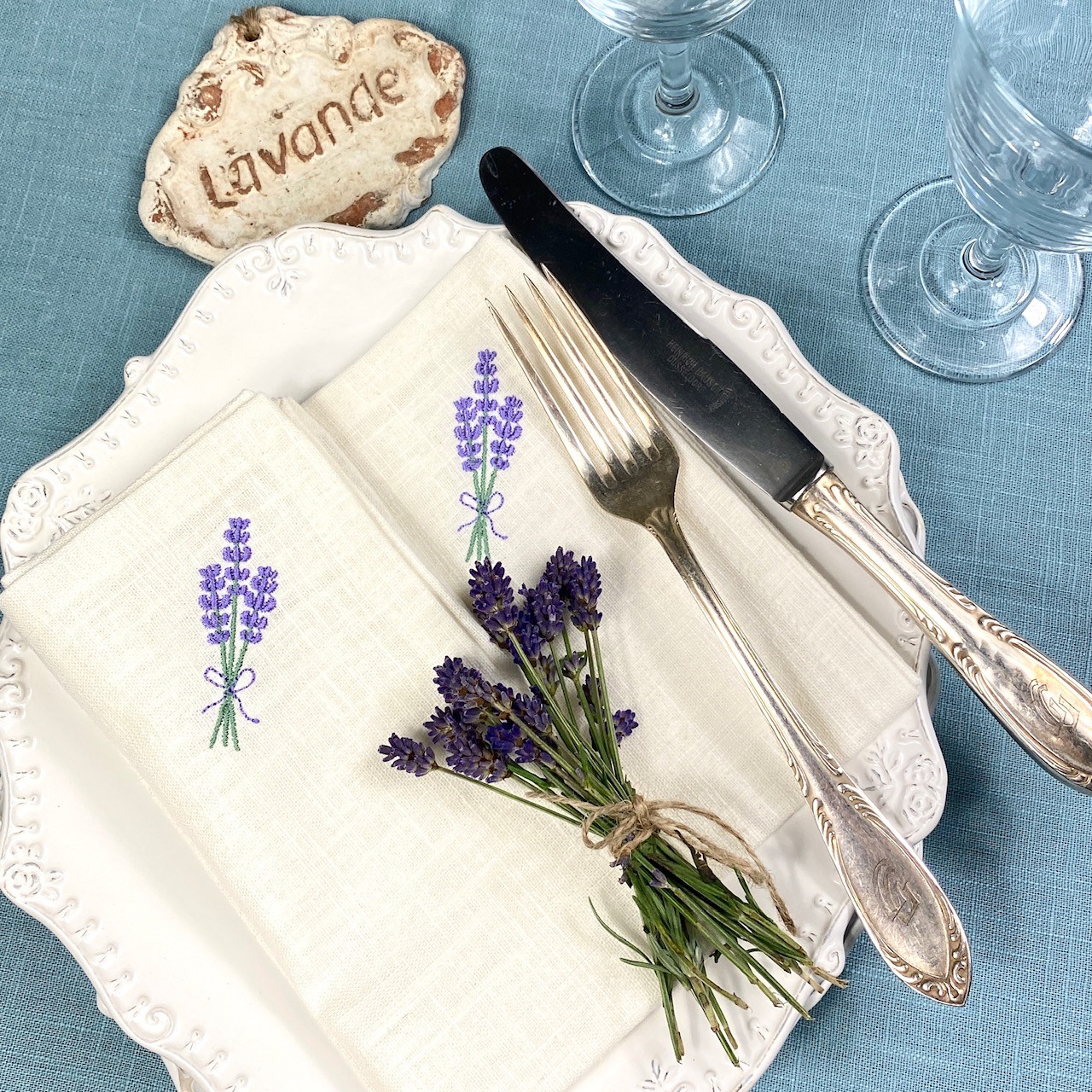 Servietten aus Leinen in creme mit Stickerei Lavendel