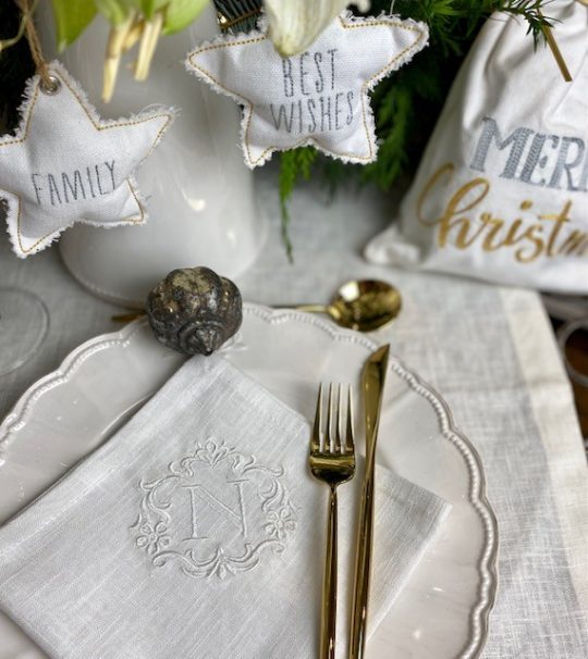 Serviette Leinen mit Monogramm im Rahmen creme