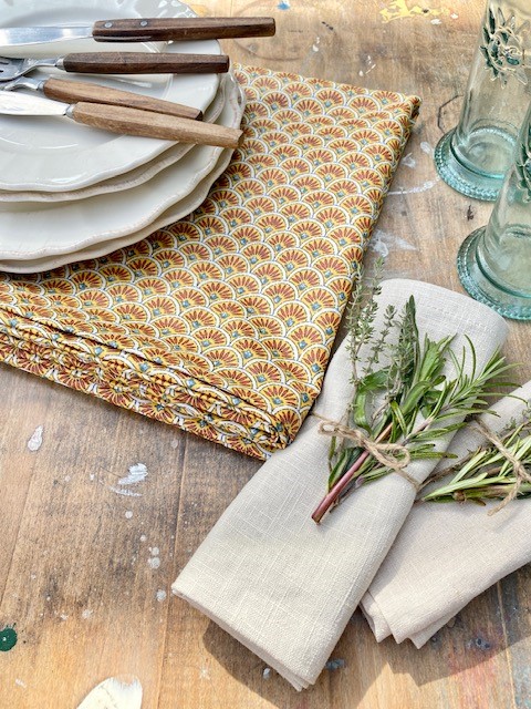 Tischdecke beschichtete Baumwolle gelb mit Muster und Servietten aus Leinen beige