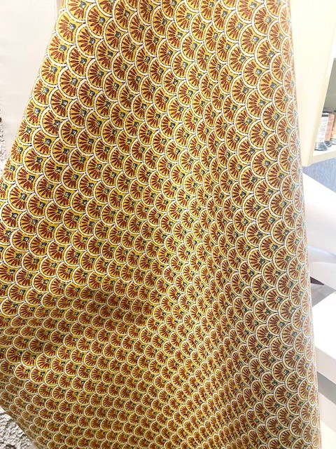 Beschichteter Baumwollstoff gelb mit Muster auf der Rolle