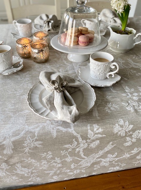 gedeckter Kaffeetisch mit Tischdecke aus französischem Leinen natur mit weißem Motiv floral und Vögel französischer Flair