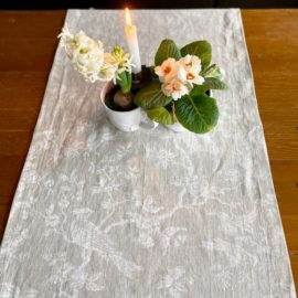 Tischläufer aus französischem Leinen Farbe natur mit weißem Muster Vögel und florales Design mit Frühlingsblumen