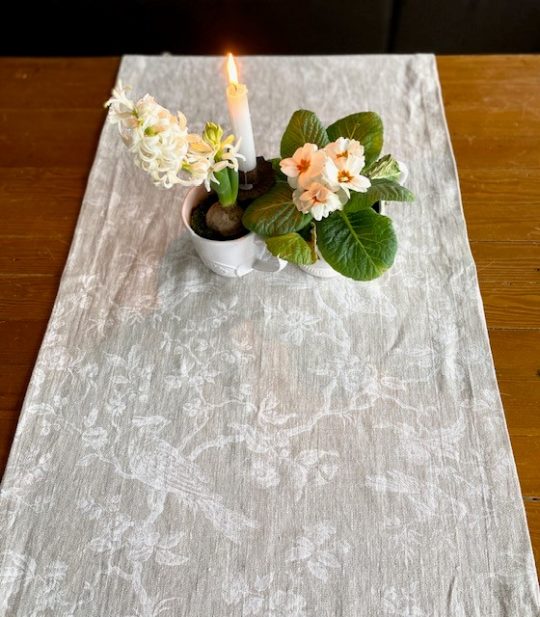 Tischläufer aus französischem Leinen Farbe natur mit weißem Muster Vögel und florales Design mit Frühlingsblumen