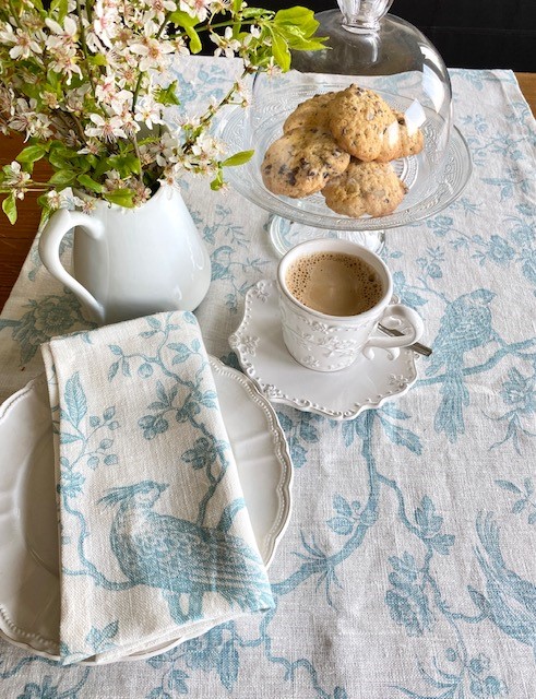 Tischdecke und Servietten aus französischem Leinen creme mit hellblauem Muster Vögel