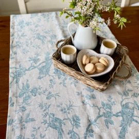 Tischläufer französisches Leinen creme hellblaues florales Muster mit Vögeln