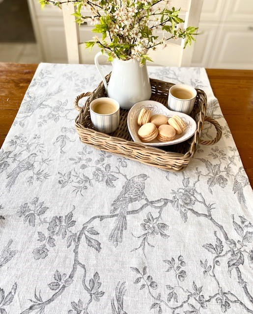 Tischläufer französisches Leinen crem grau Muster mit Vögeln und Blumen