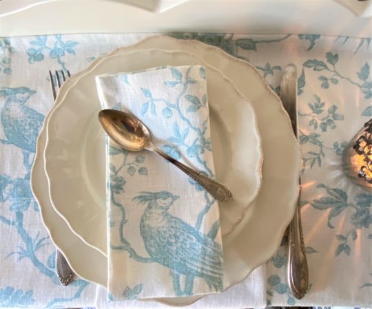 Tischdecke und Serviette aus Leinen mit Muster creme und hellblau