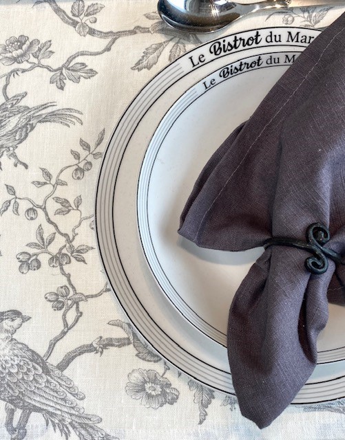 französisches Leinen creme mit dunkelgrauem floralen Muster und Vögeln Tischset Platzset Tischdecke graue Serviette aus Leinen