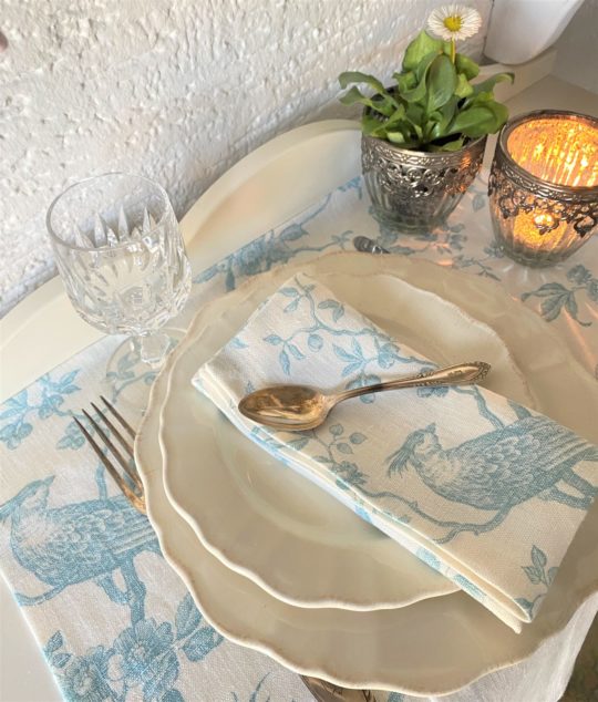 Serviette und Platzset aus Leinen aus Frankreich creme/ hellblau mit Vogelmuster