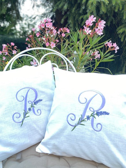 Kissen aus Leinen weiß mit Monogramm Lavendel Stickerei