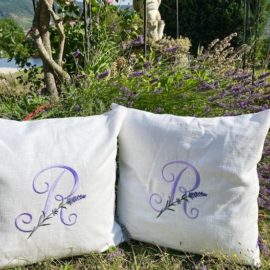 Kissen Lavendelblüte mit Monogramm Leinen weiß