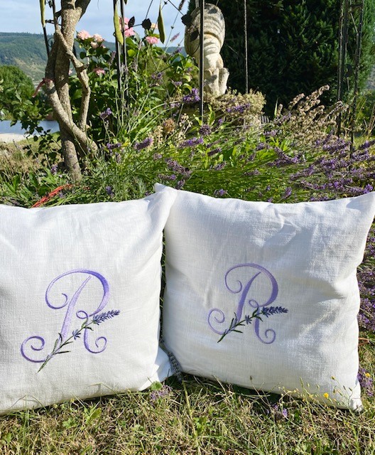 Kissen Lavendelblüte mit Monogramm Leinen weiß