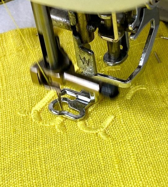 Detail Stickerei Monogramm gelb Leinen
