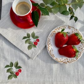 Serviette und Tischset aus Leinen mit Erdbeeren Stickerei