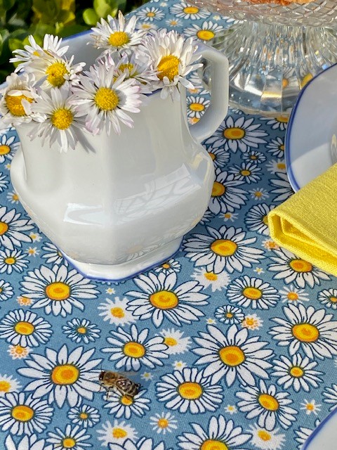 Tischdecke Gänseblümchen auf blauem Grund