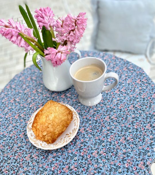 Baumwolle mit Fleckenschutz Tischdecke mit kleinen Blumen blau