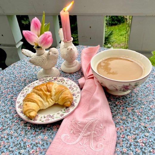 Serviette mit gesticktem Monogramm rosa und Tischdecke blau mit Blümchen