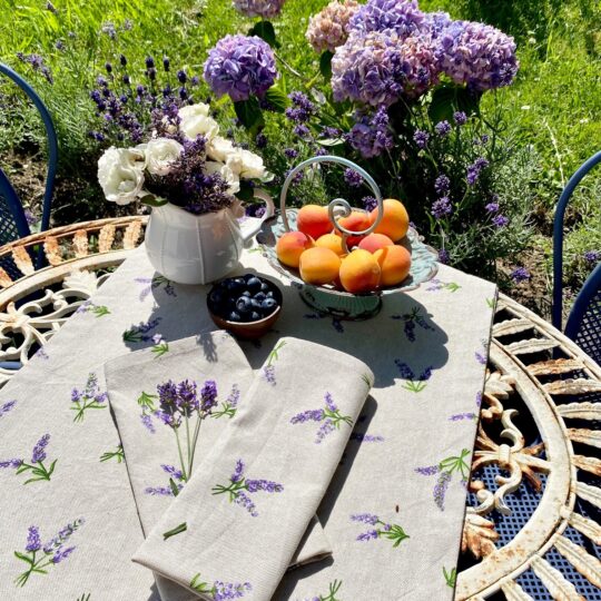 tischlaeufer mit lavendel im französischen Stil