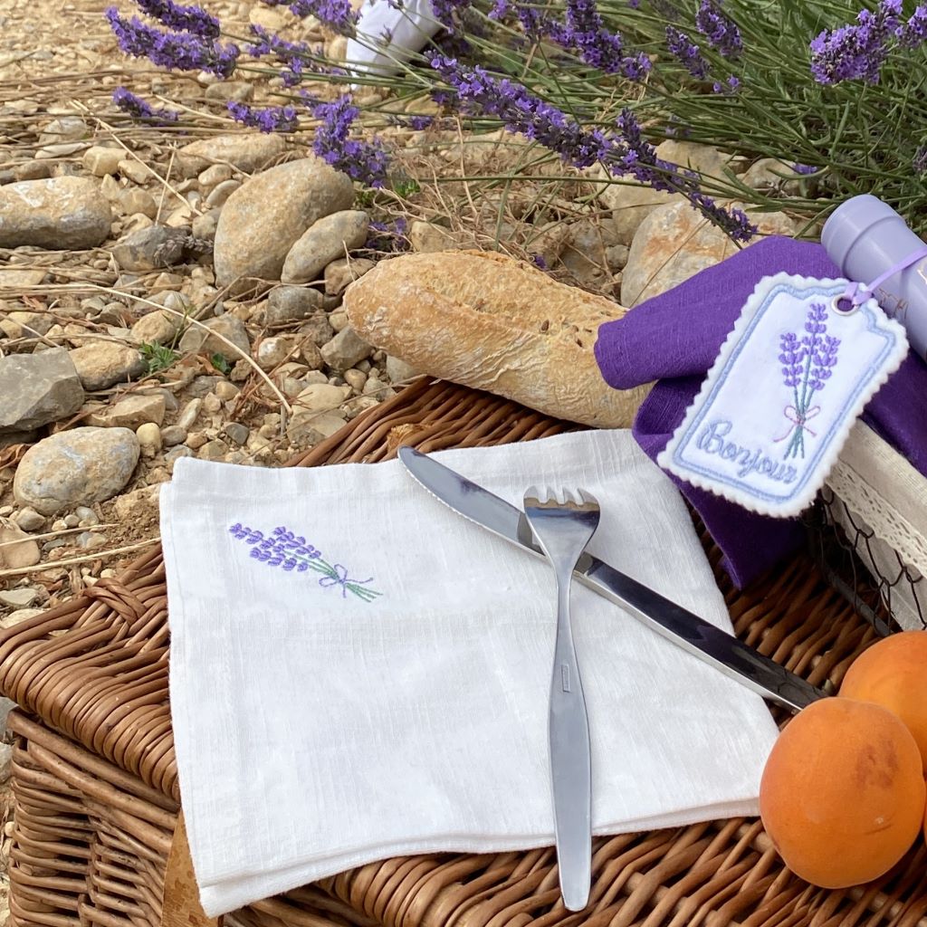 leinenserviette-lavendel-stickerei-wohnen-und-garten