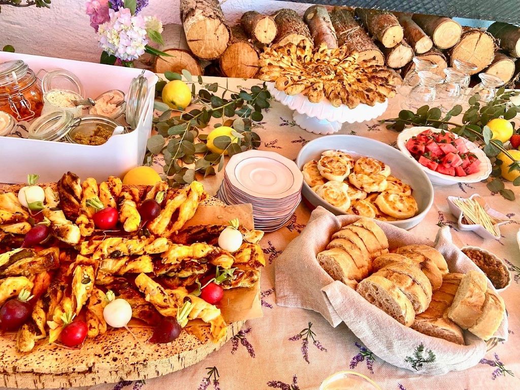 Französische Gartenparty feiern mit Lavendel, Zitronen und gedecktem Tisch im Garten