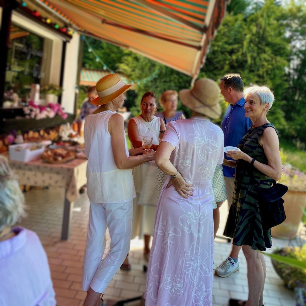 sommerliche kleidung fuer gartenfest