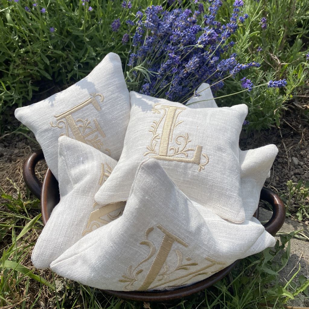 lavendelkissen-leinen-monogramm-stickerei